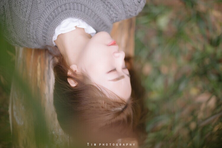 邻家清纯美女丛林唯美写真