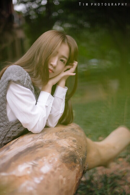 邻家清纯美女丛林唯美写真