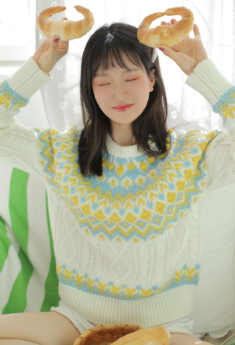 元气美少女白皙大长腿室内写真