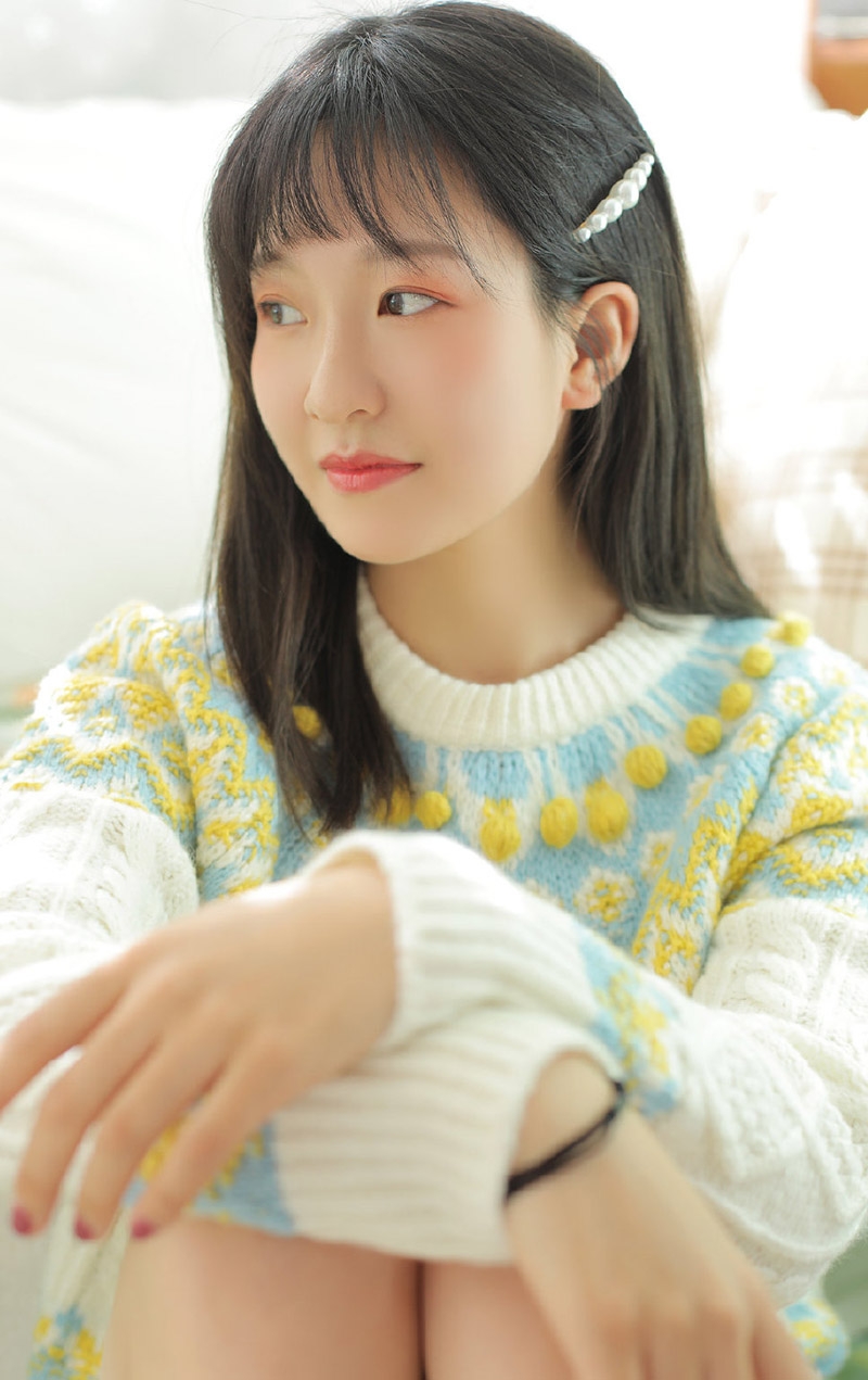 元气美少女白皙大长腿室内写真