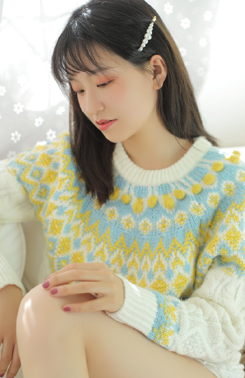 元气美少女白皙大长腿室内写真