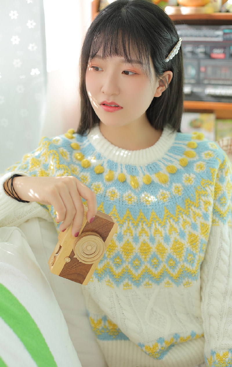 元气美少女白皙大长腿室内写真