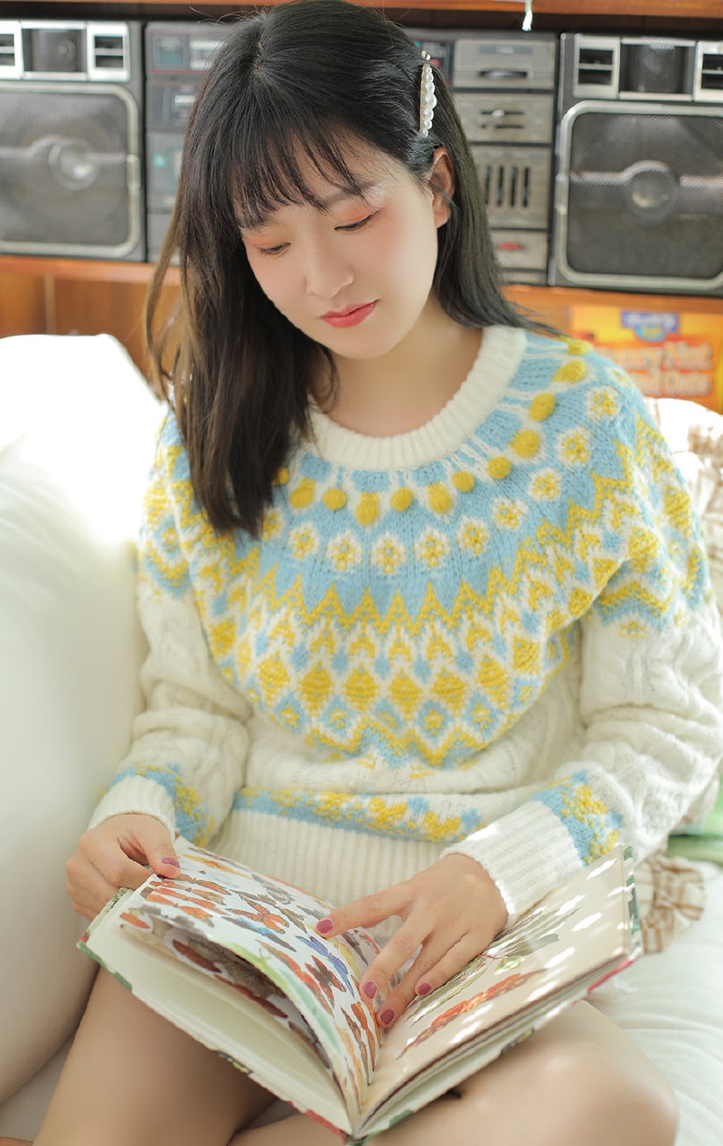 元气美少女白皙大长腿室内写真