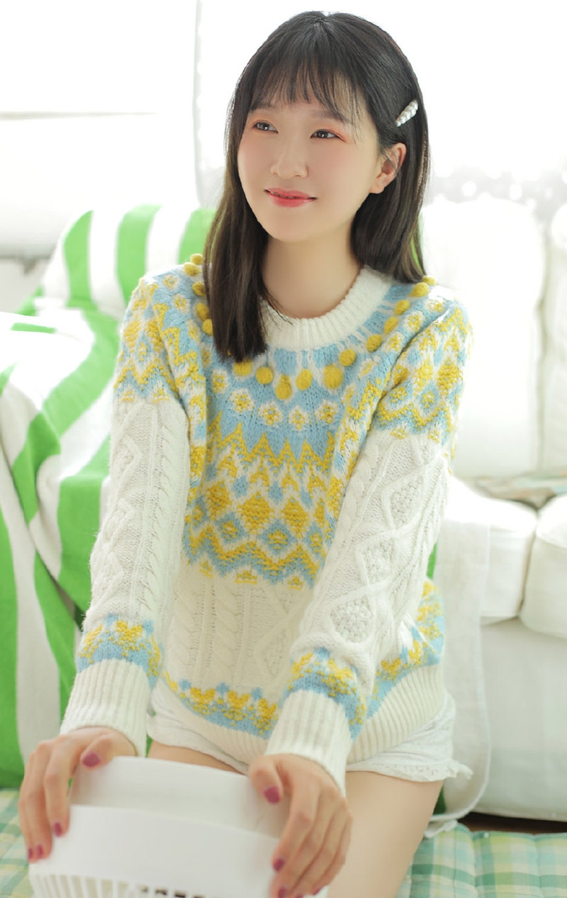 元气美少女白皙大长腿室内写真