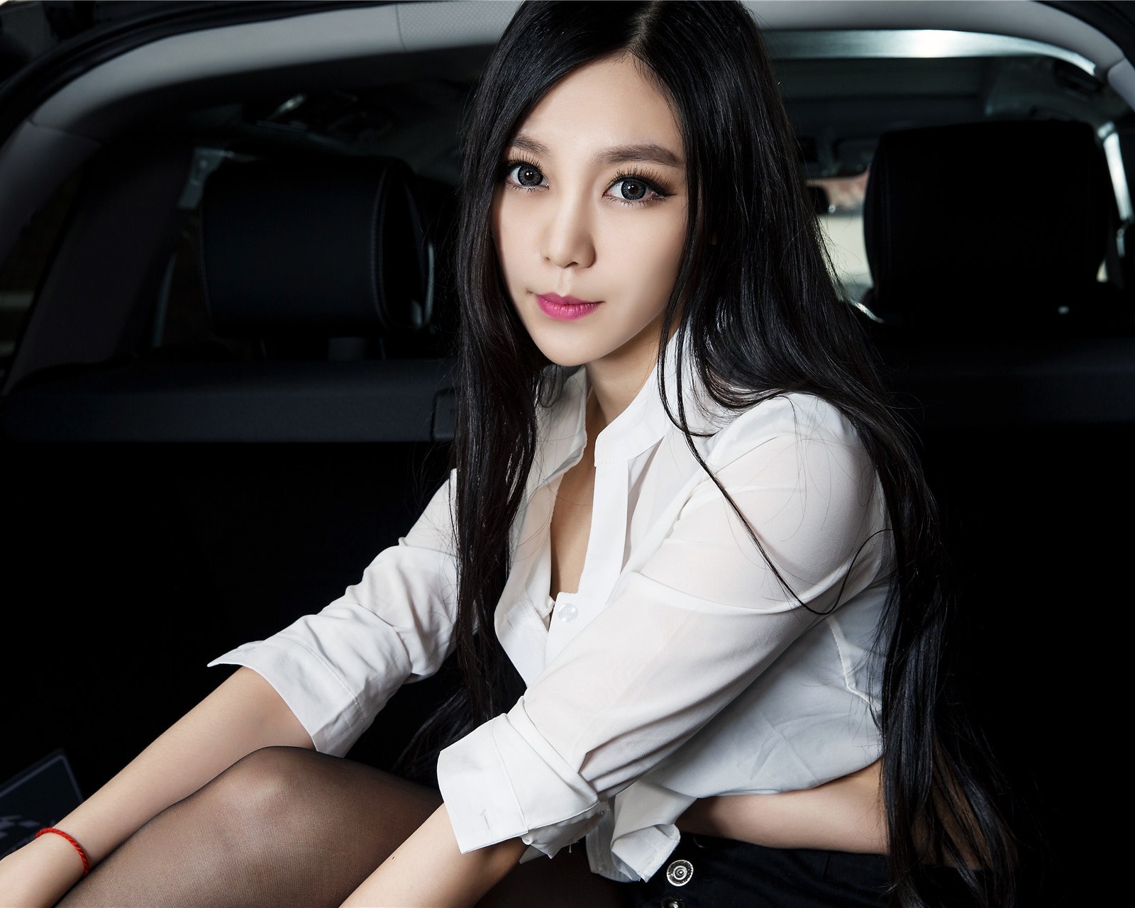 豪车嫩模镜头前挡不住的风情黑丝细腰惹火美女辣图