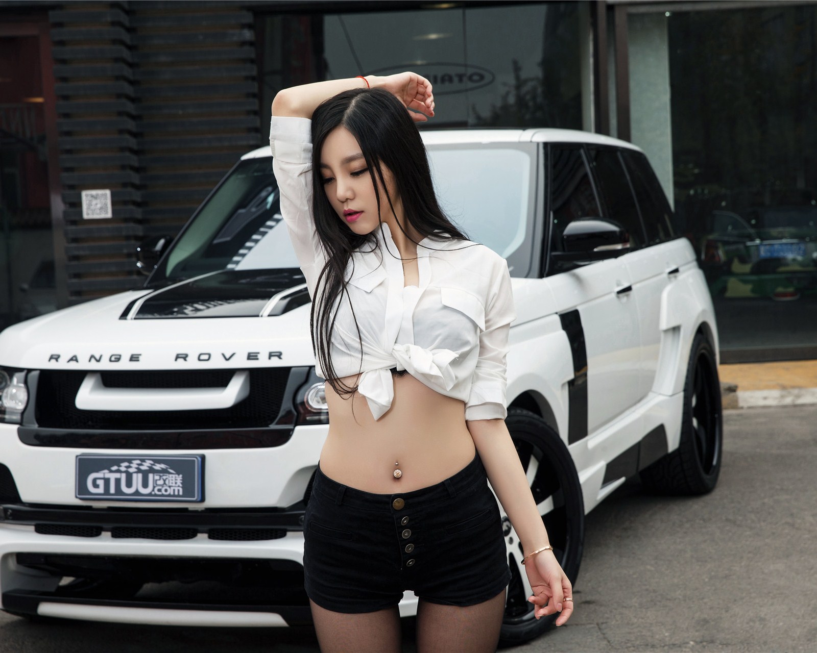 豪车嫩模镜头前挡不住的风情黑丝细腰惹火美女辣图