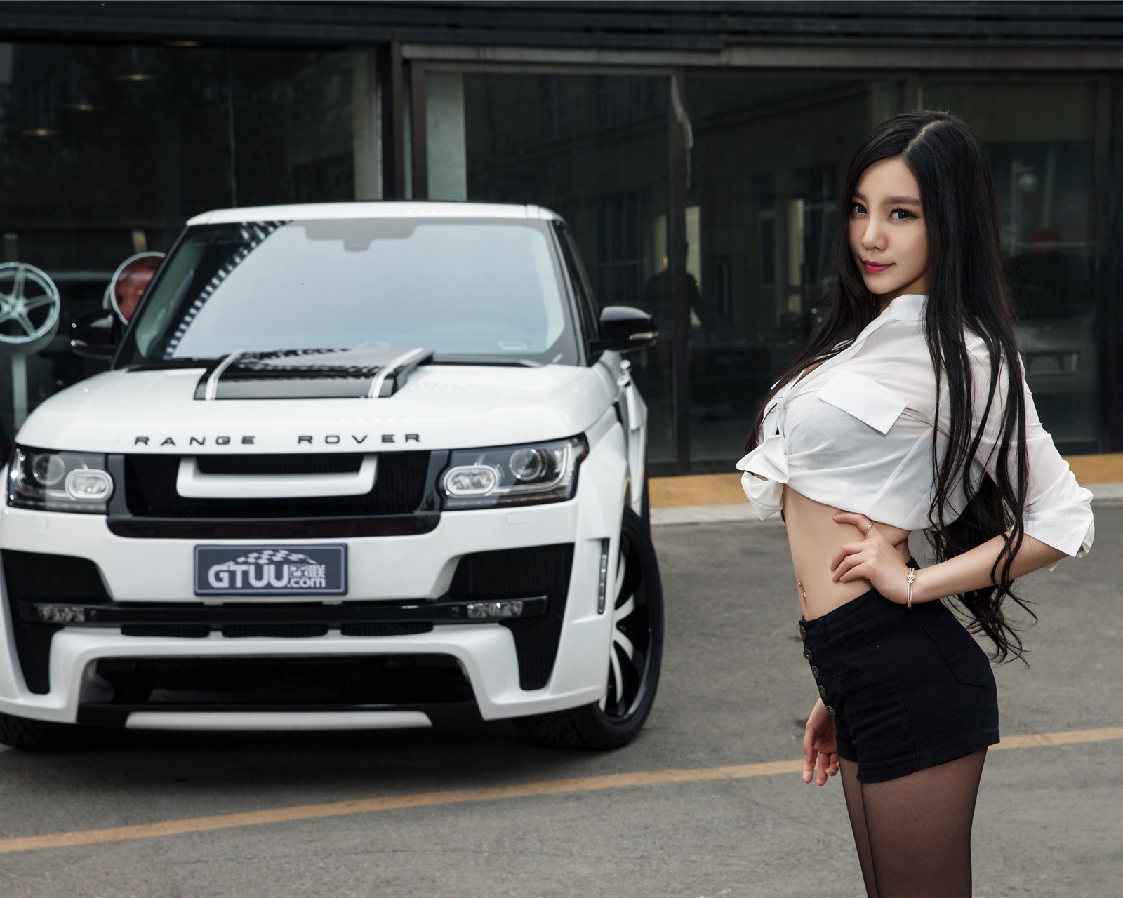 豪车嫩模镜头前挡不住的风情黑丝细腰惹火美女辣图