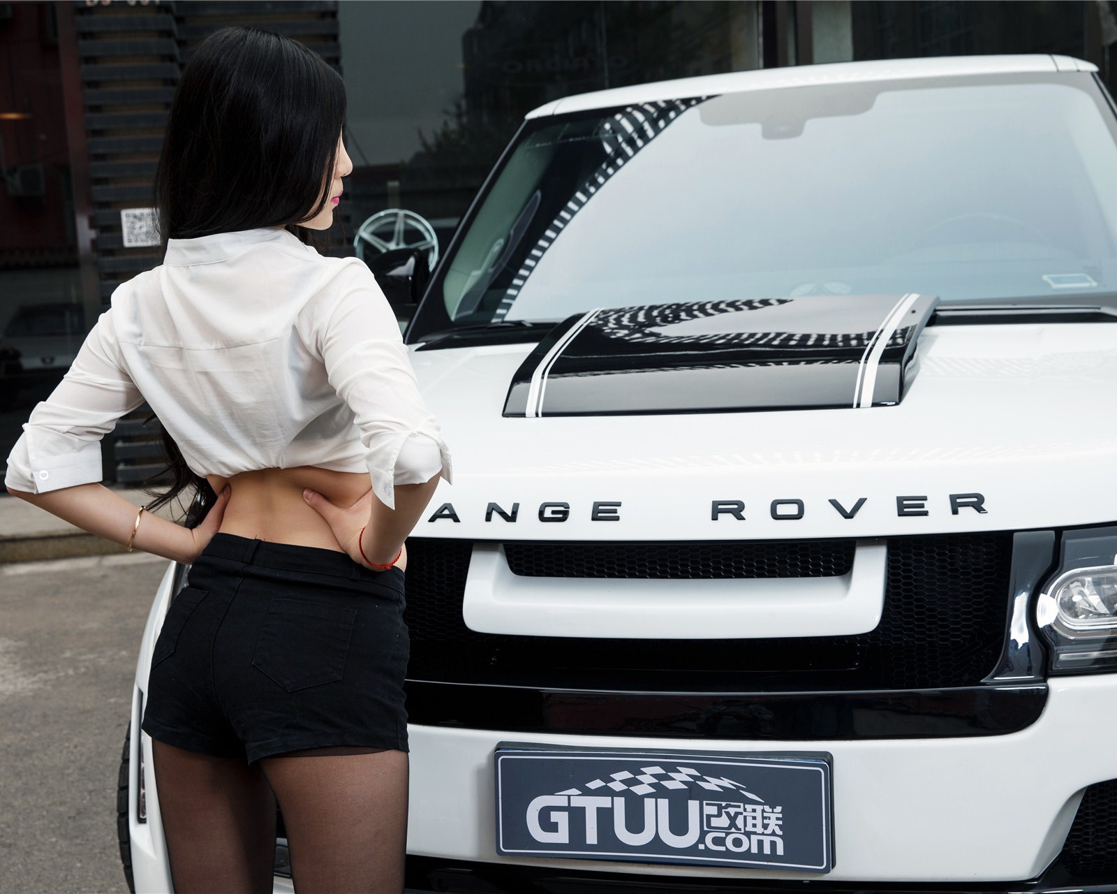 豪车嫩模镜头前挡不住的风情黑丝细腰惹火美女辣图