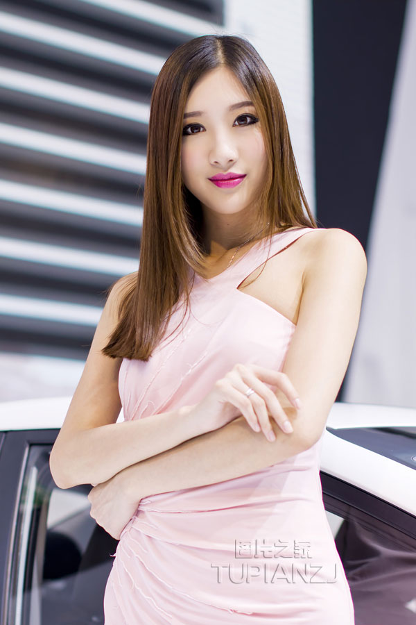 甜美香车MM性感图片 粉红短裙清新别致