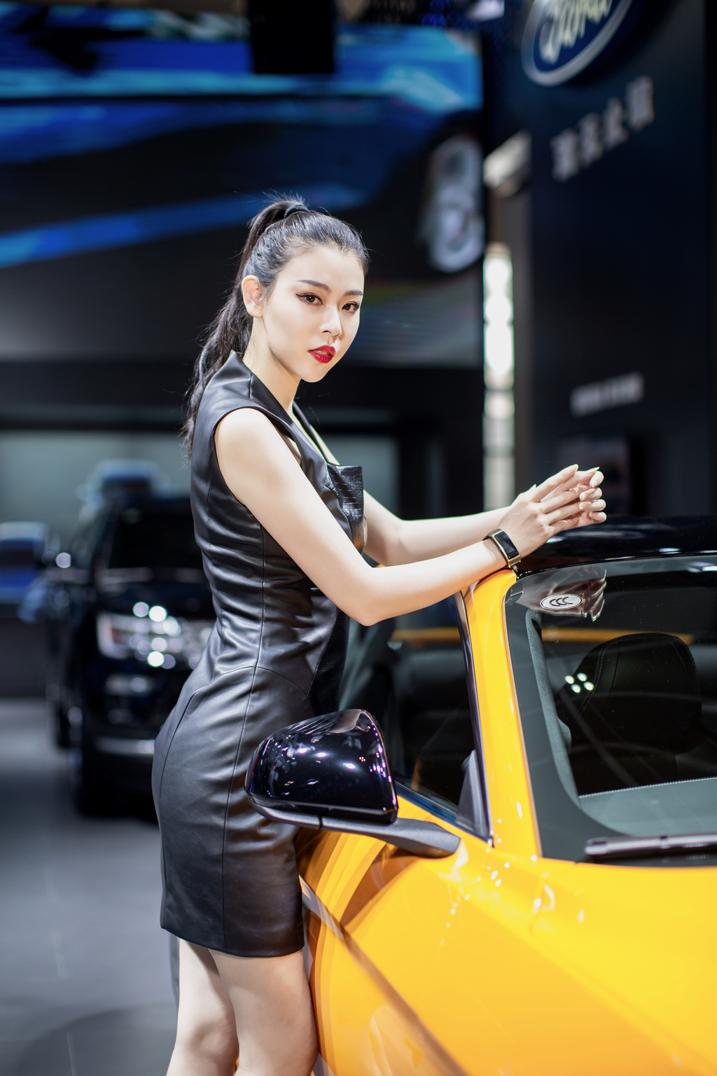 最美美女车模性感红唇完美身材2019昆明车展写真