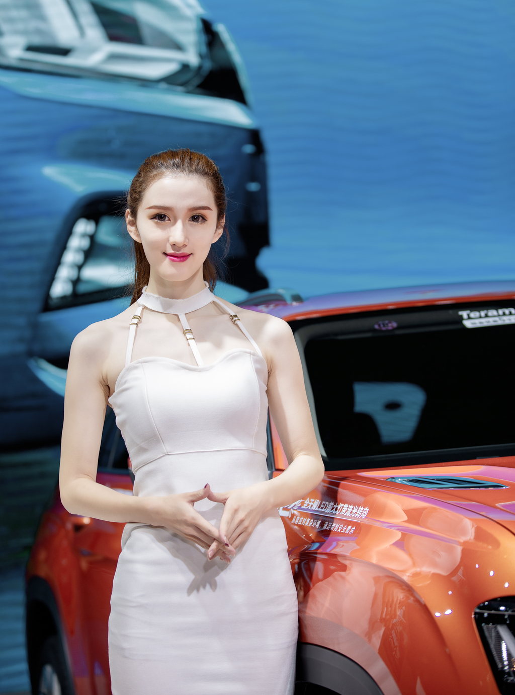 最美美女车模性感红唇完美身材2019昆明车展写真