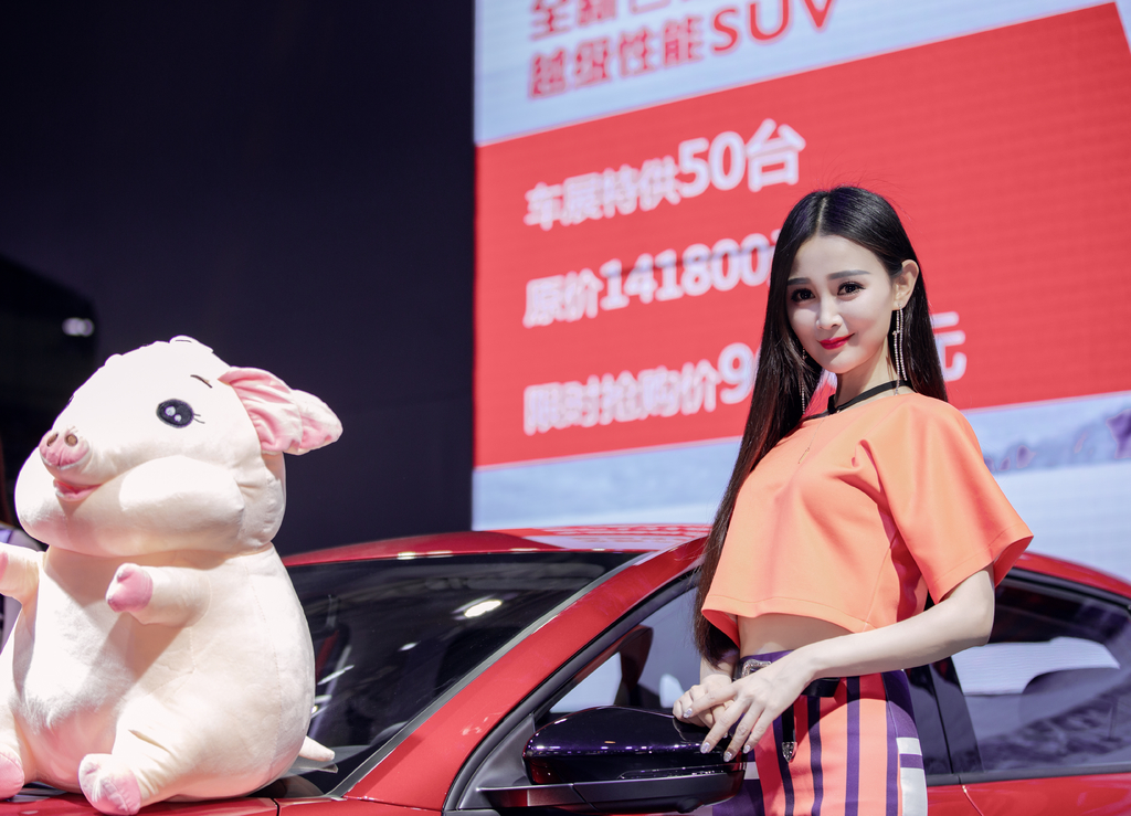 最美美女车模性感红唇完美身材2019昆明车展写真