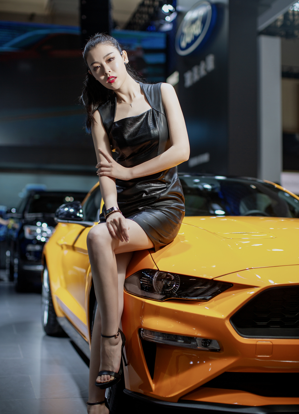 最美美女车模性感红唇完美身材2019昆明车展写真
