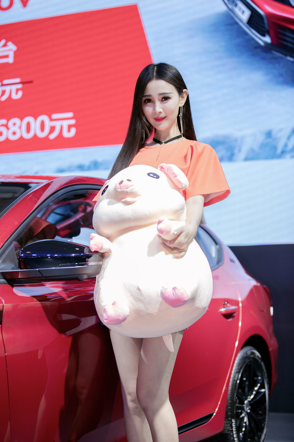 最美美女车模性感红唇完美身材2019昆明车展写真