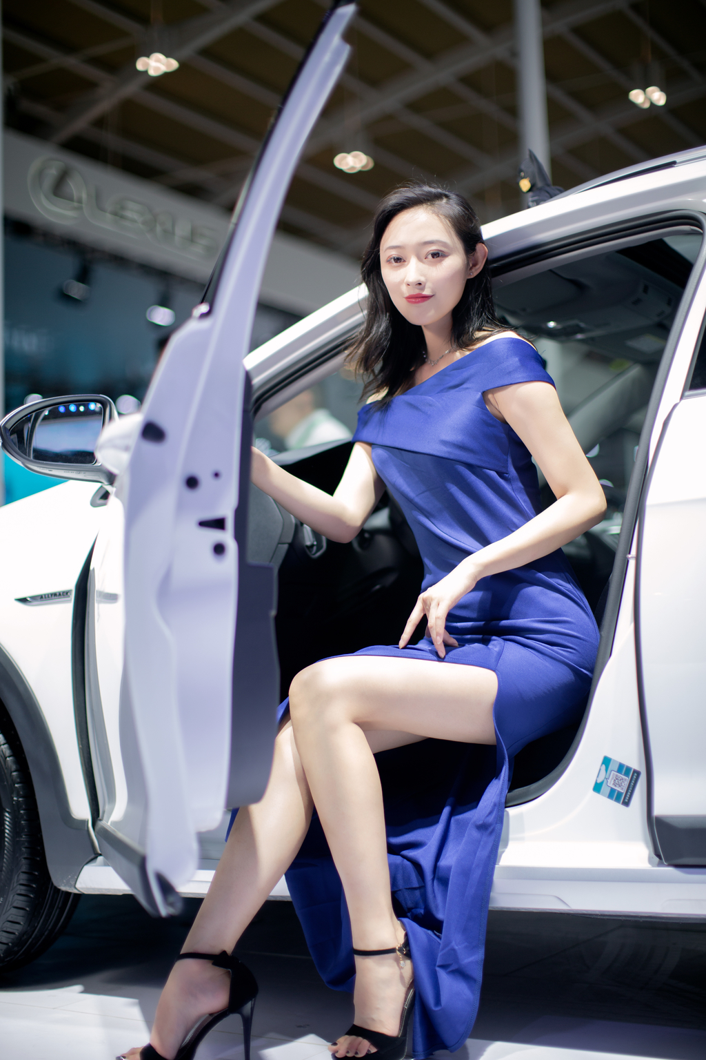 最美美女车模性感红唇完美身材2019昆明车展写真