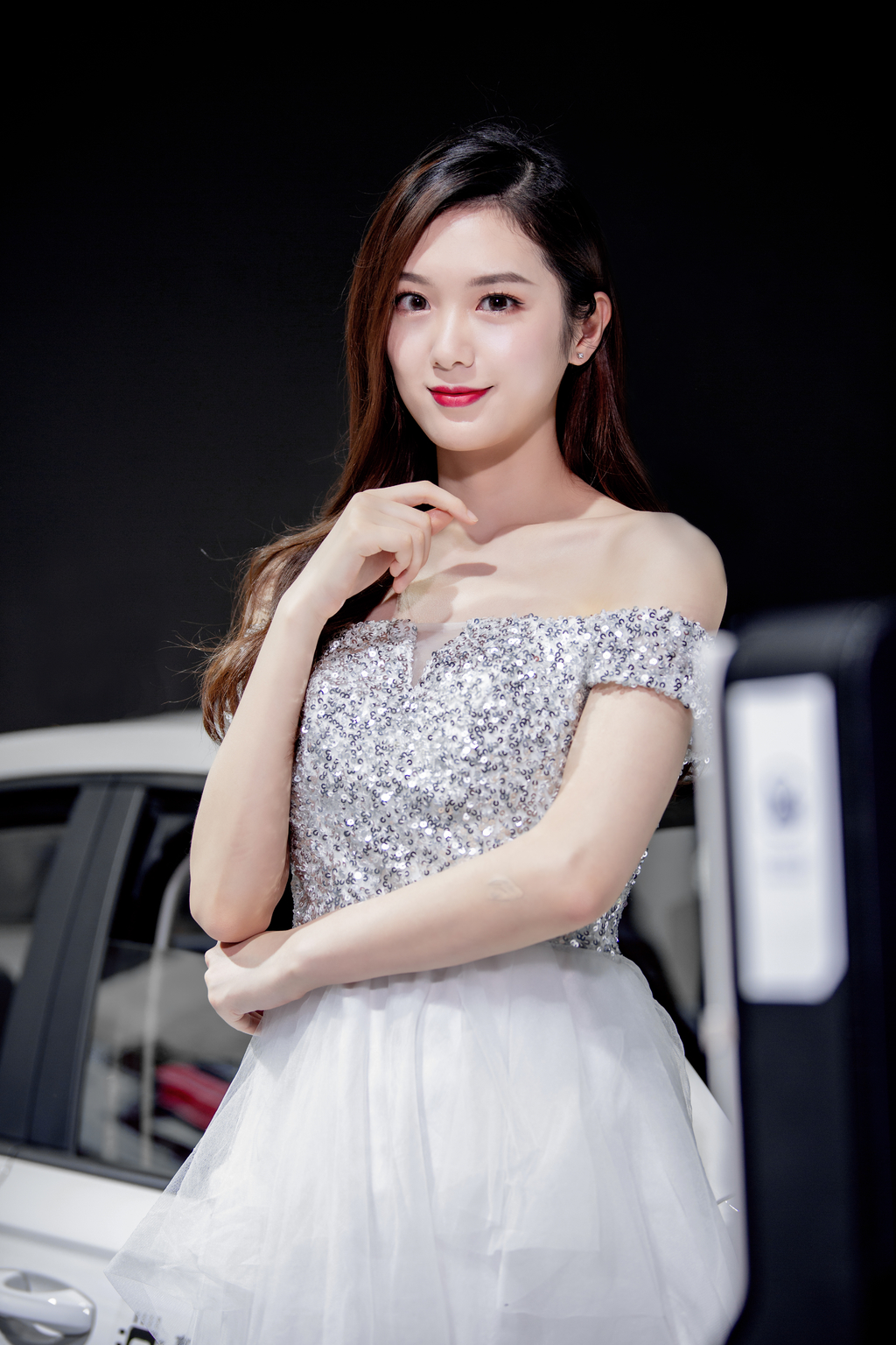 最美美女车模性感红唇完美身材2019昆明车展写真