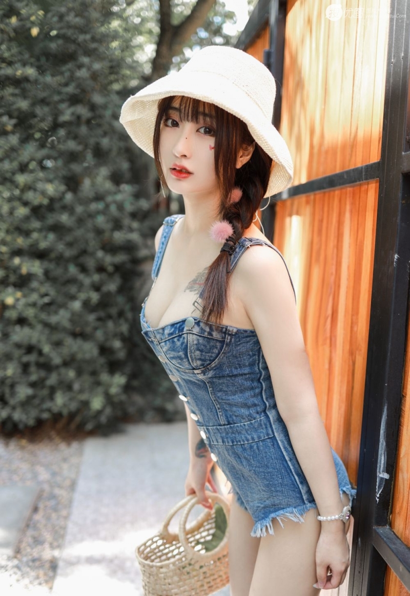 性感牛仔美女白丝美腿翘臀写真