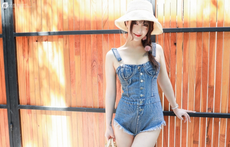 性感牛仔美女白丝美腿翘臀写真