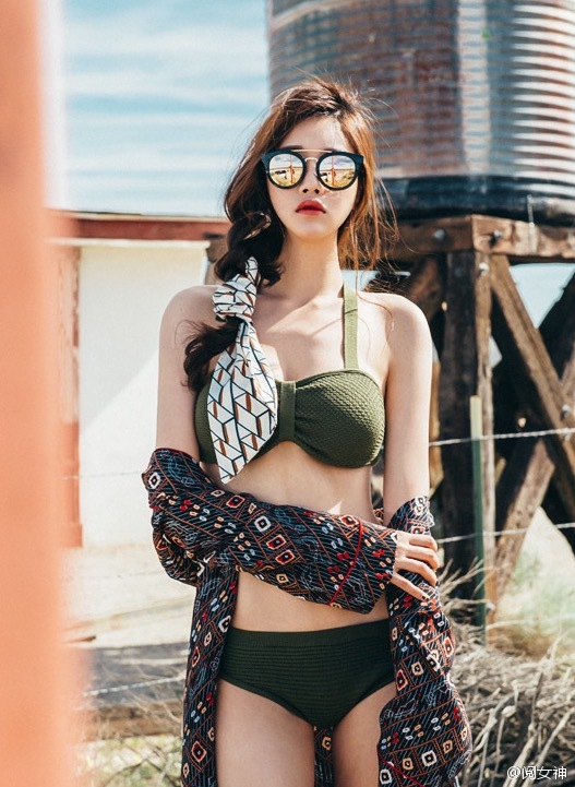 高挑长腿美女比基尼户外写真