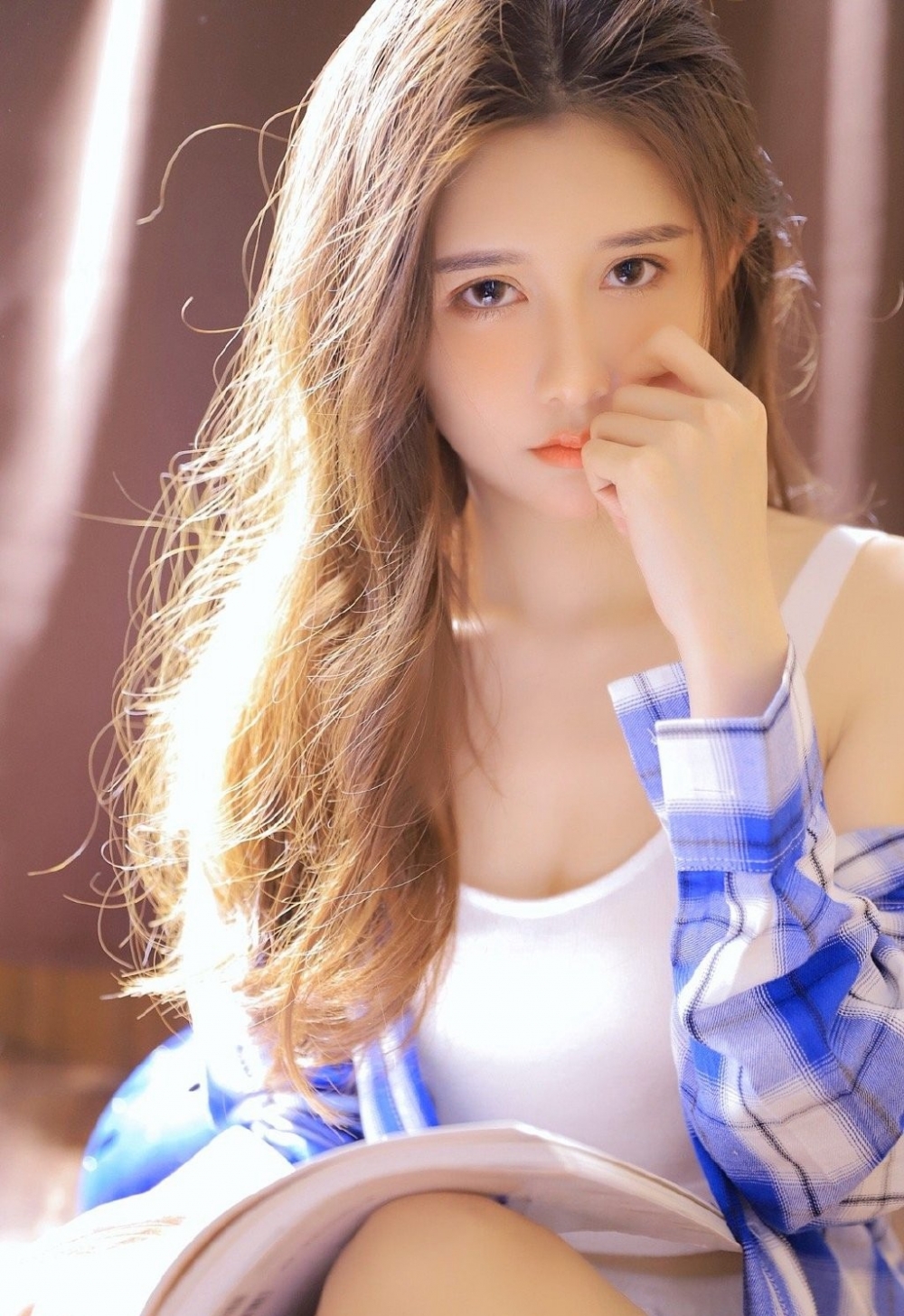 慵懒迷人的金发尤物阳光下肌肤白里透红高清人体欣赏