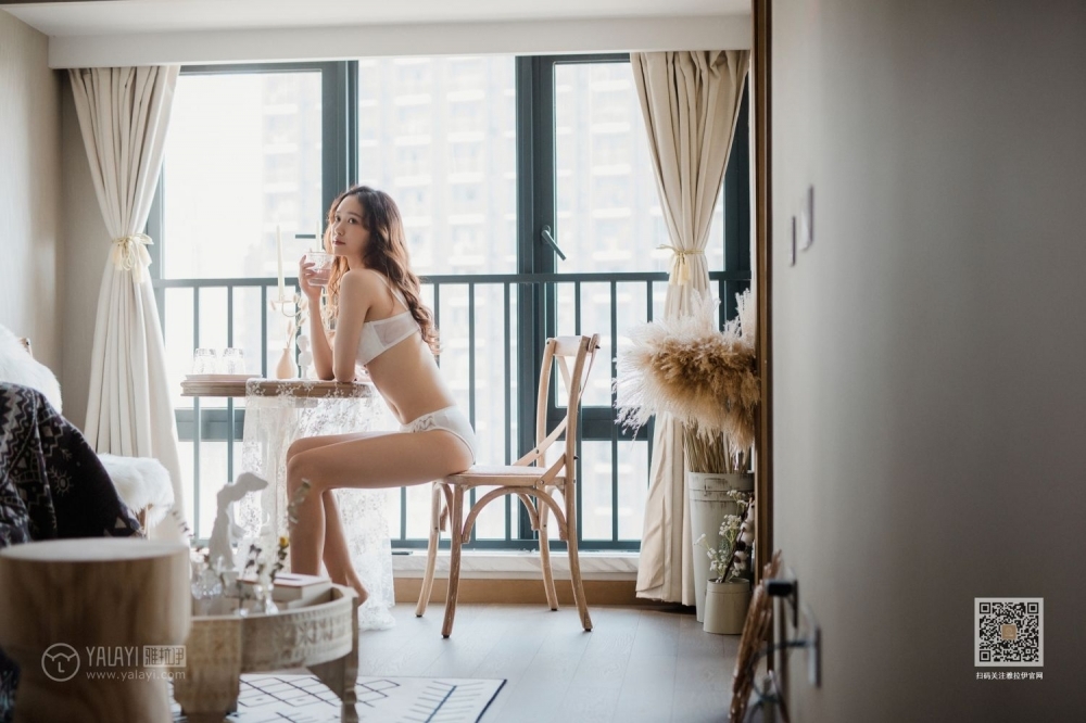 肤白貌美的大长腿妹子白色蕾丝内内午后休闲时光美女人体写真