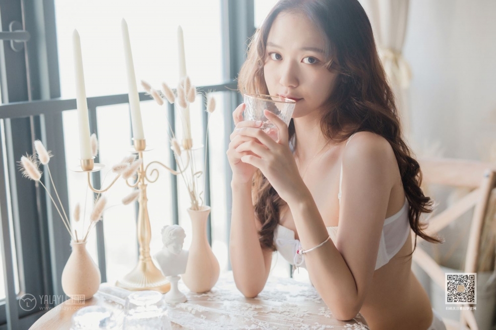 肤白貌美的大长腿妹子白色蕾丝内内午后休闲时光美女人体写真