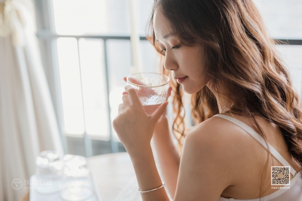 肤白貌美的大长腿妹子白色蕾丝内内午后休闲时光美女人体写真