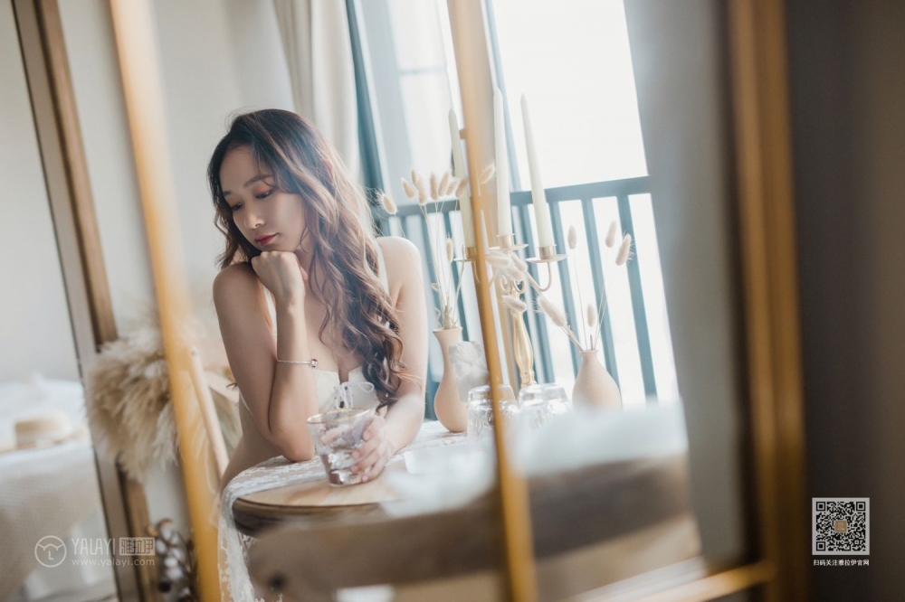 肤白貌美的大长腿妹子白色蕾丝内内午后休闲时光美女人体写真