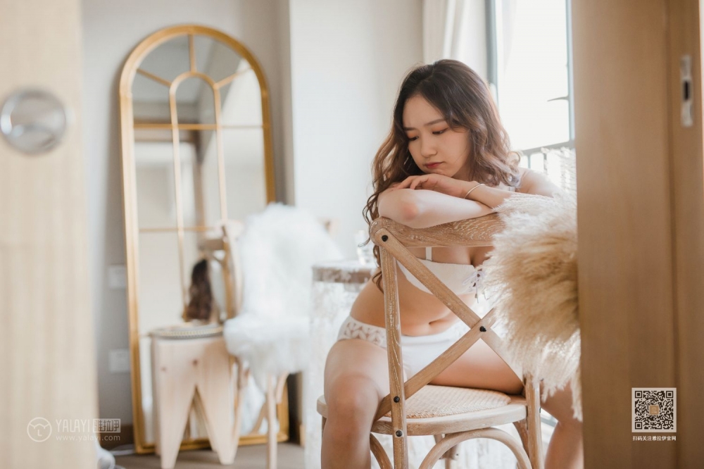 肤白貌美的大长腿妹子白色蕾丝内内午后休闲时光美女人体写真