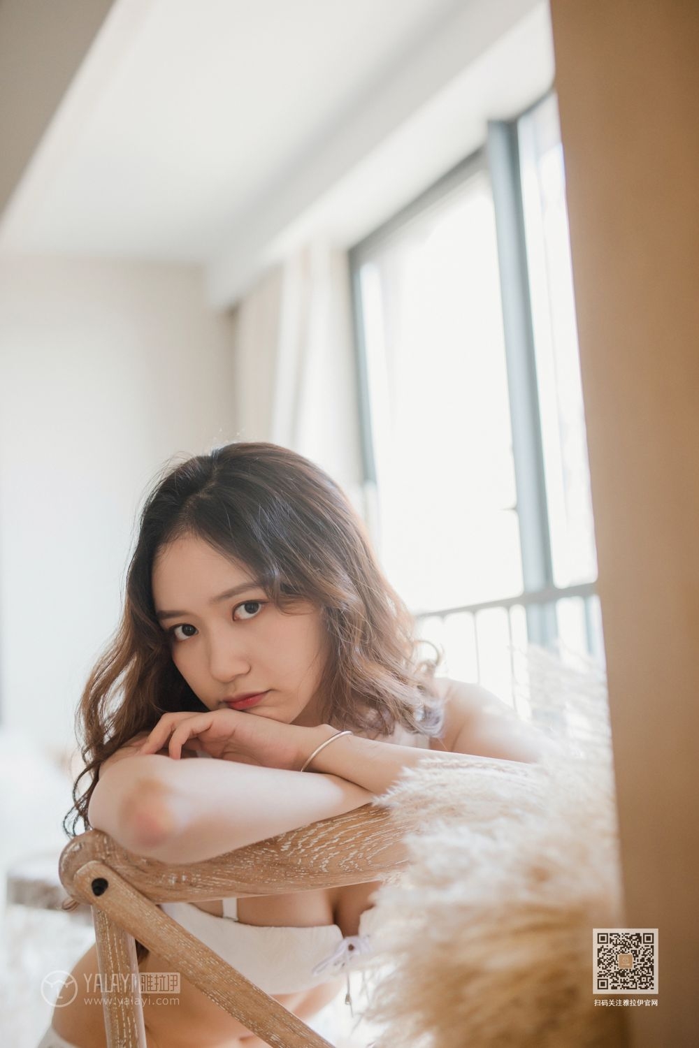 肤白貌美的大长腿妹子白色蕾丝内内午后休闲时光美女人体写真