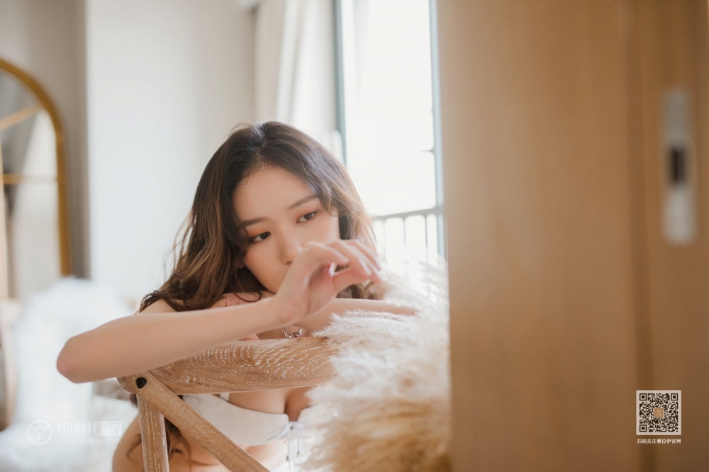 肤白貌美的大长腿妹子白色蕾丝内内午后休闲时光美女人体写真