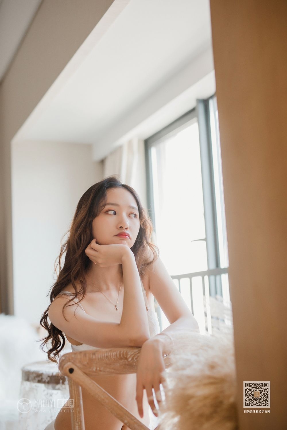 肤白貌美的大长腿妹子白色蕾丝内内午后休闲时光美女人体写真