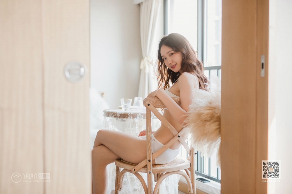 肤白貌美的大长腿妹子白色蕾丝内内午后休闲时光美女人体写真