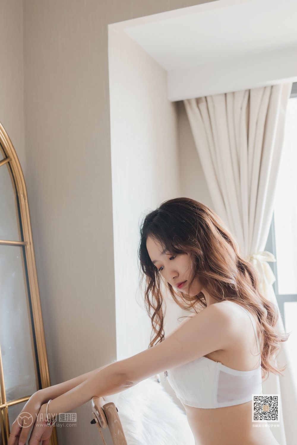 肤白貌美的大长腿妹子白色蕾丝内内午后休闲时光美女人体写真