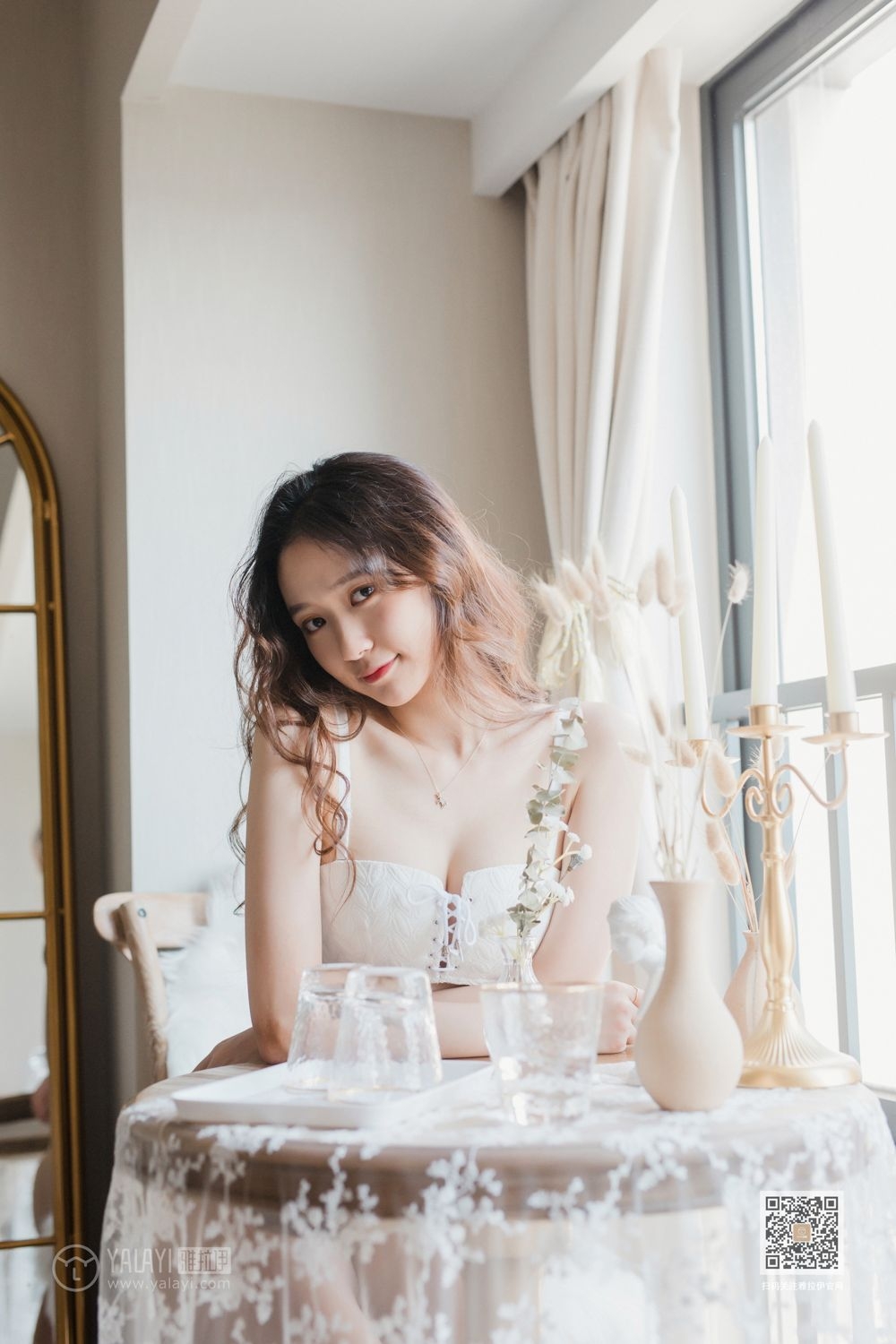 肤白貌美的大长腿妹子白色蕾丝内内午后休闲时光美女人体写真