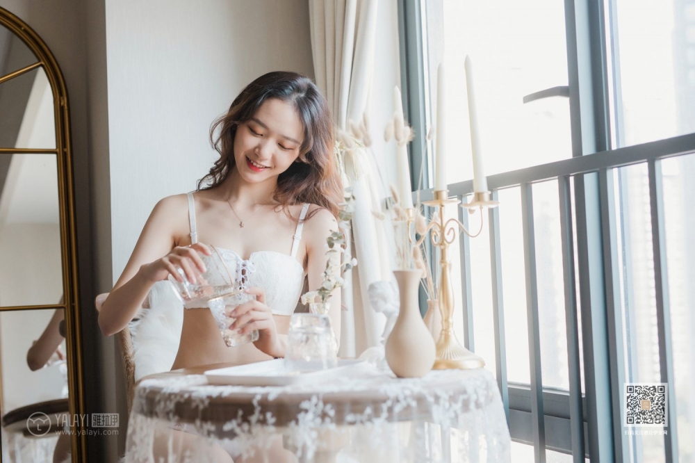 肤白貌美的大长腿妹子白色蕾丝内内午后休闲时光美女人体写真