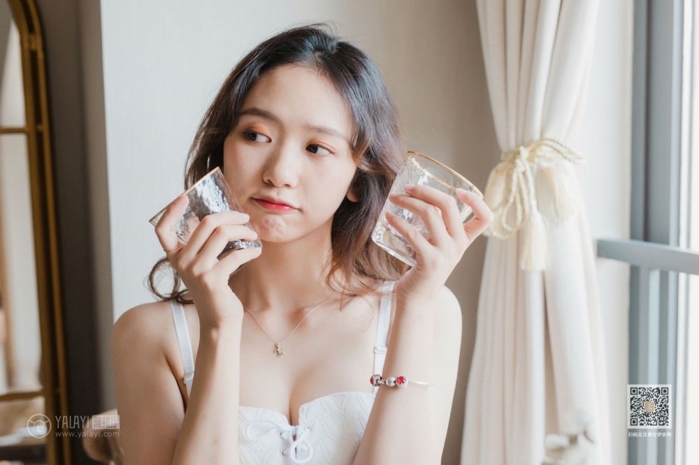 肤白貌美的大长腿妹子白色蕾丝内内午后休闲时光美女人体写真