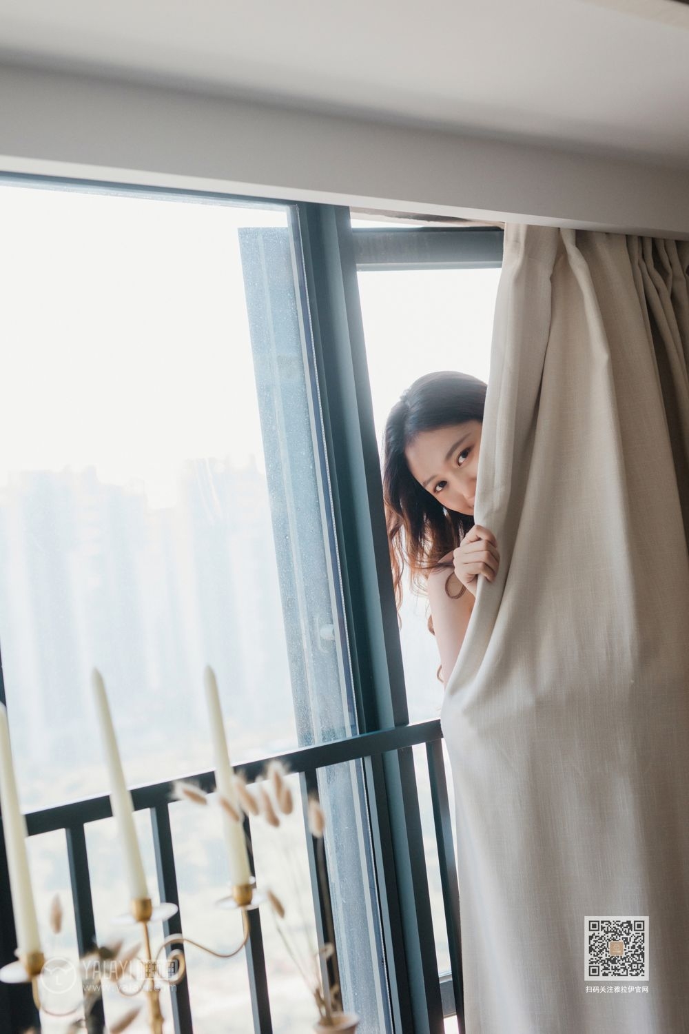 肤白貌美的大长腿妹子白色蕾丝内内午后休闲时光美女人体写真