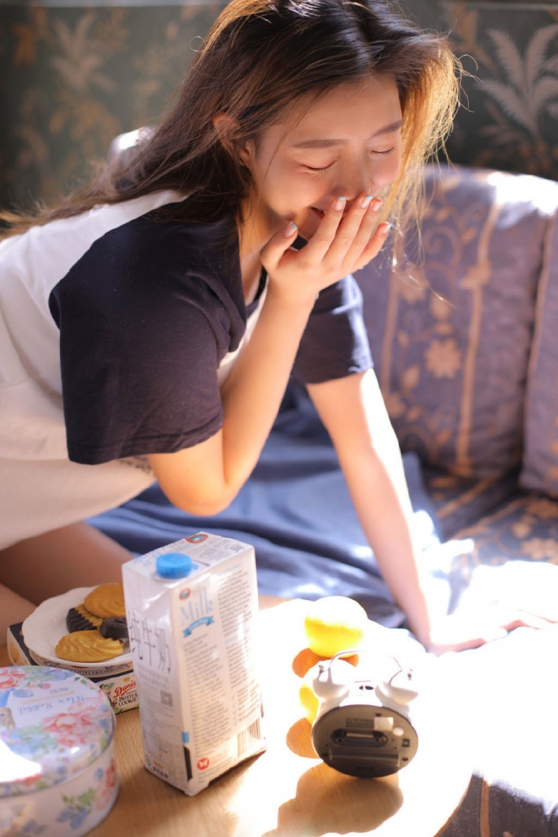 氧气美女居家慵懒迷人女生照片
