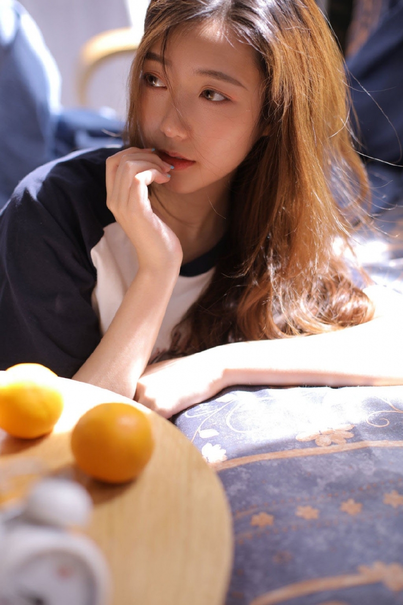 氧气美女居家慵懒迷人女生照片