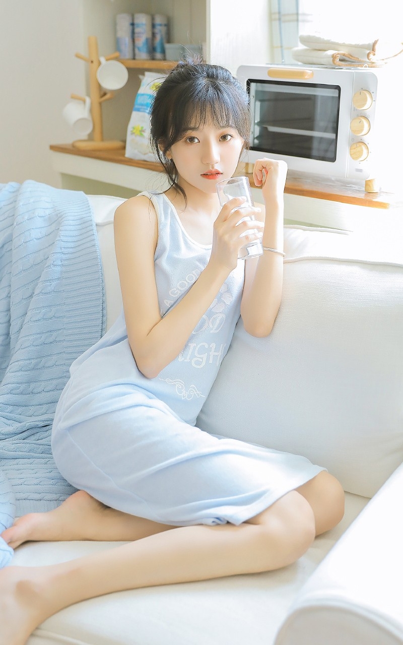 短发妹子背心长裙苗条身材写真