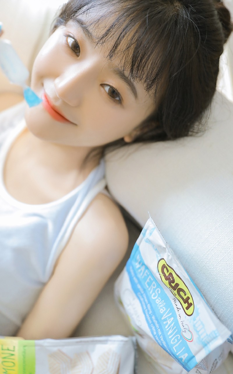 短发妹子背心长裙苗条身材写真