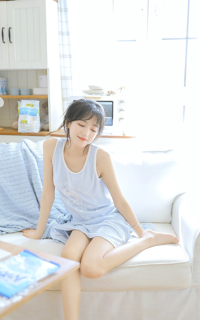 短发妹子背心长裙苗条身材写真