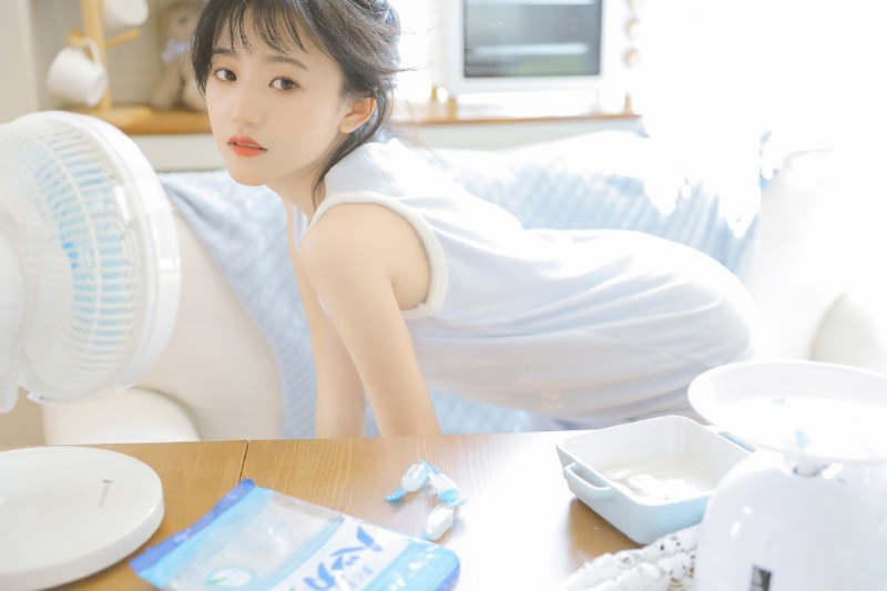 短发妹子背心长裙苗条身材写真