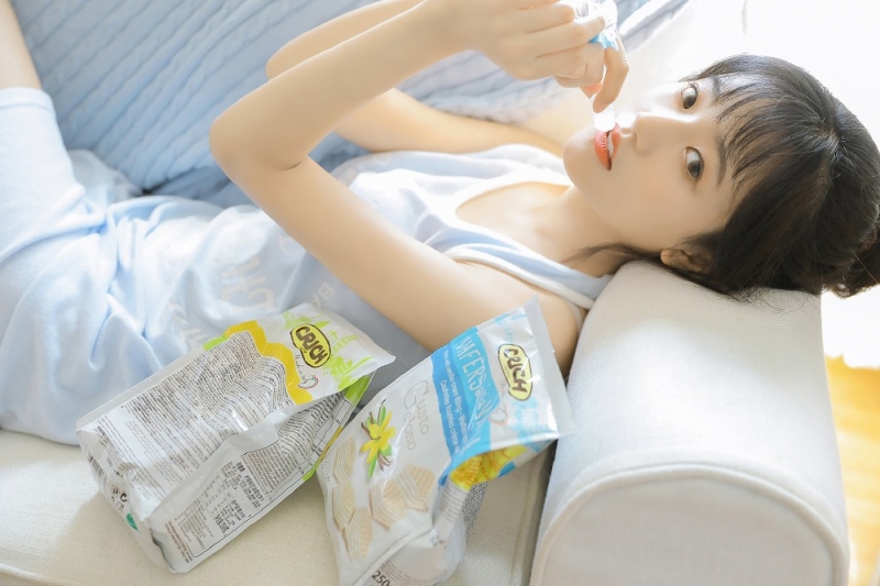 短发妹子背心长裙苗条身材写真