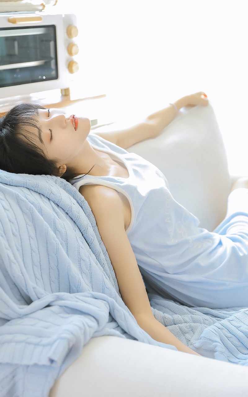 短发妹子背心长裙苗条身材写真