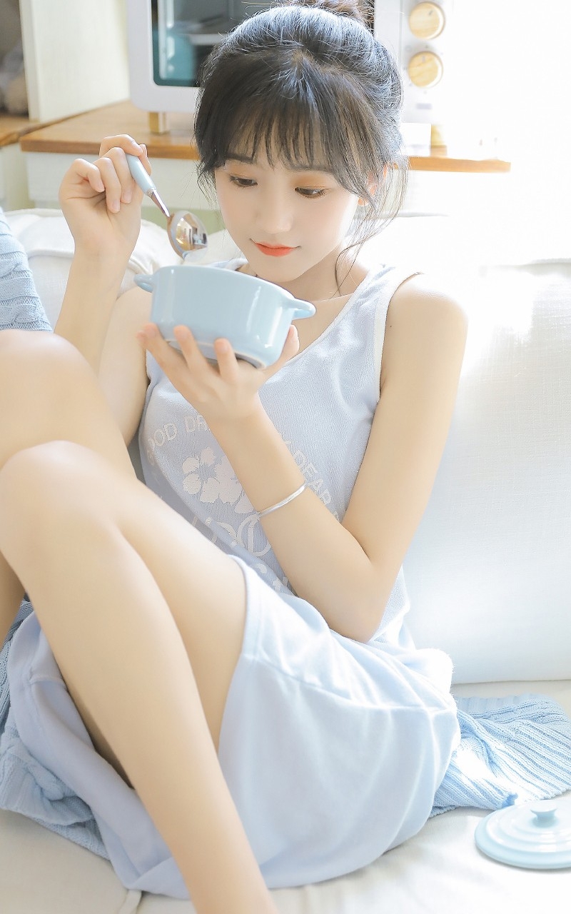 短发妹子背心长裙苗条身材写真