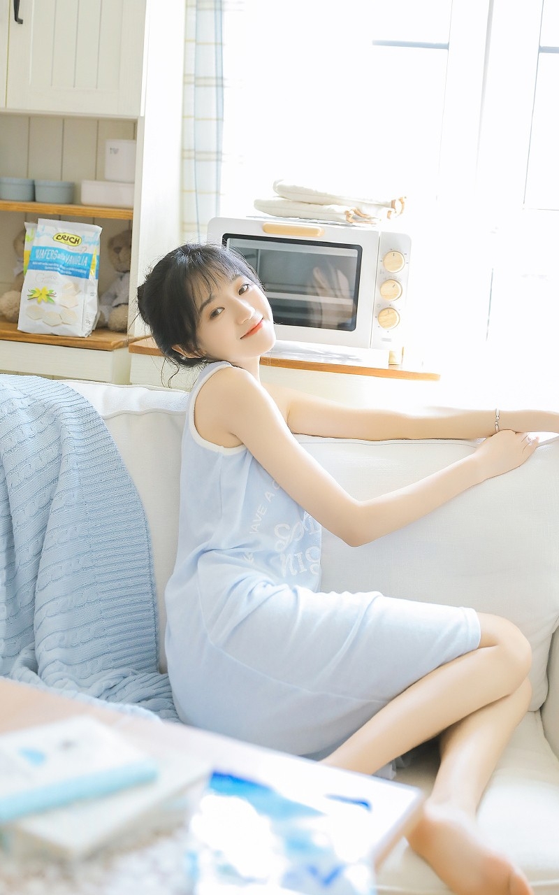 短发妹子背心长裙苗条身材写真