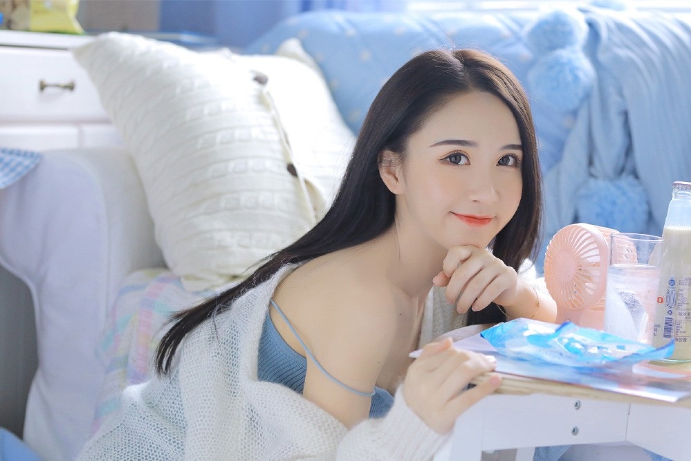 长相清秀气质清新脱俗的邻家小姐姐肤白貌美清纯个人写真