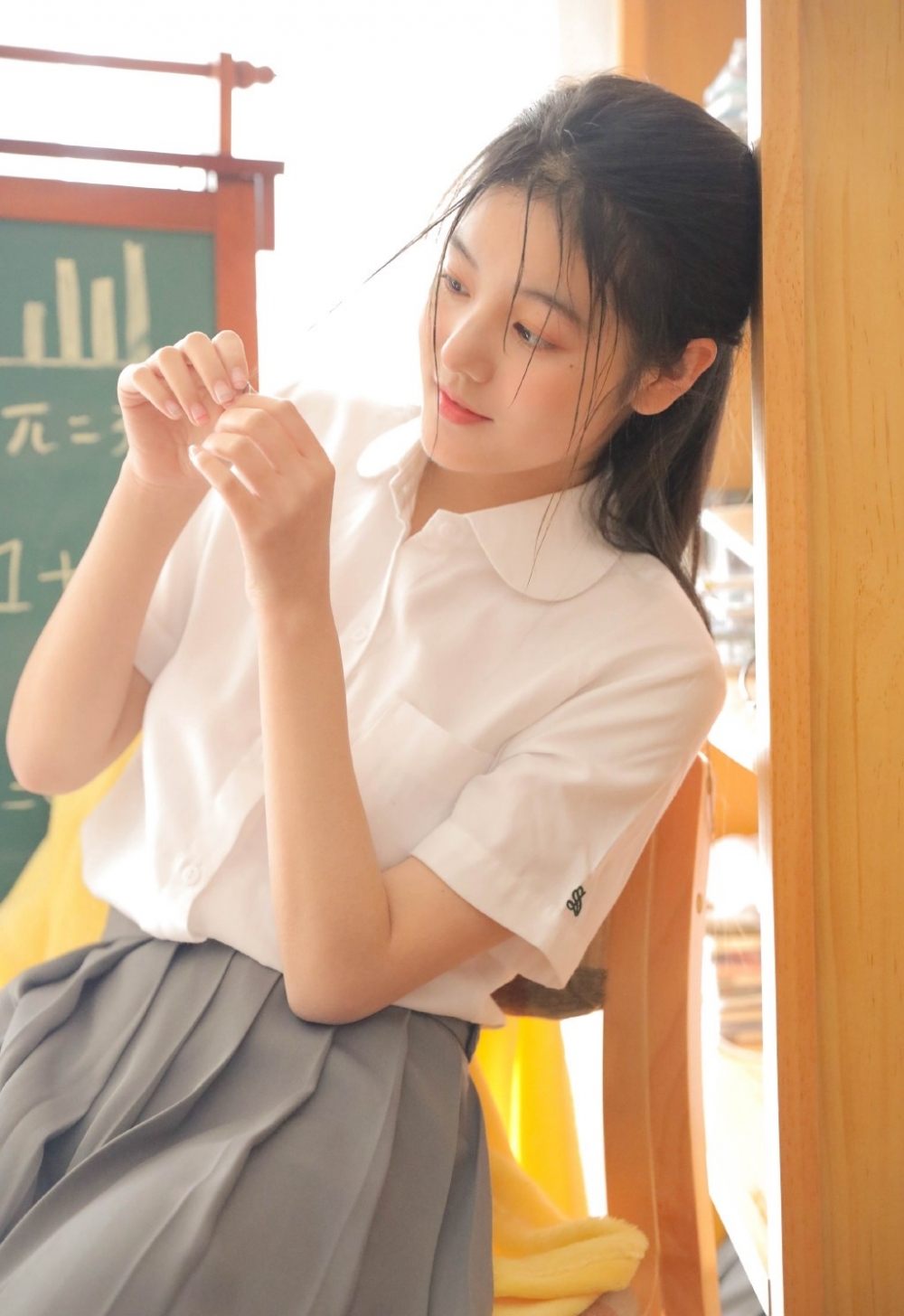 佛系少女教室学生制服肌肤嫩白唯美日系人体艺术摄影